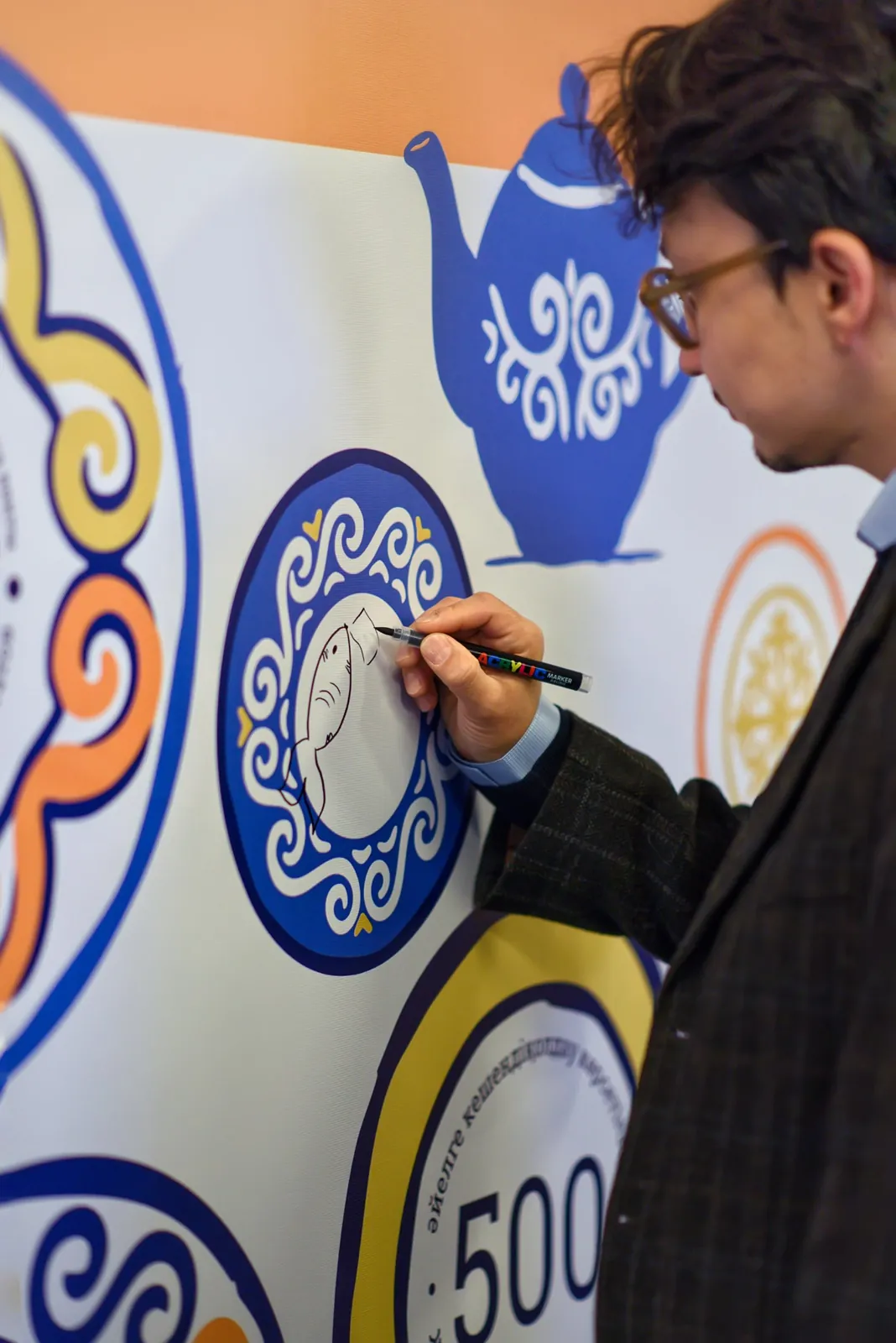 Guests draw their family dishes on the plates
