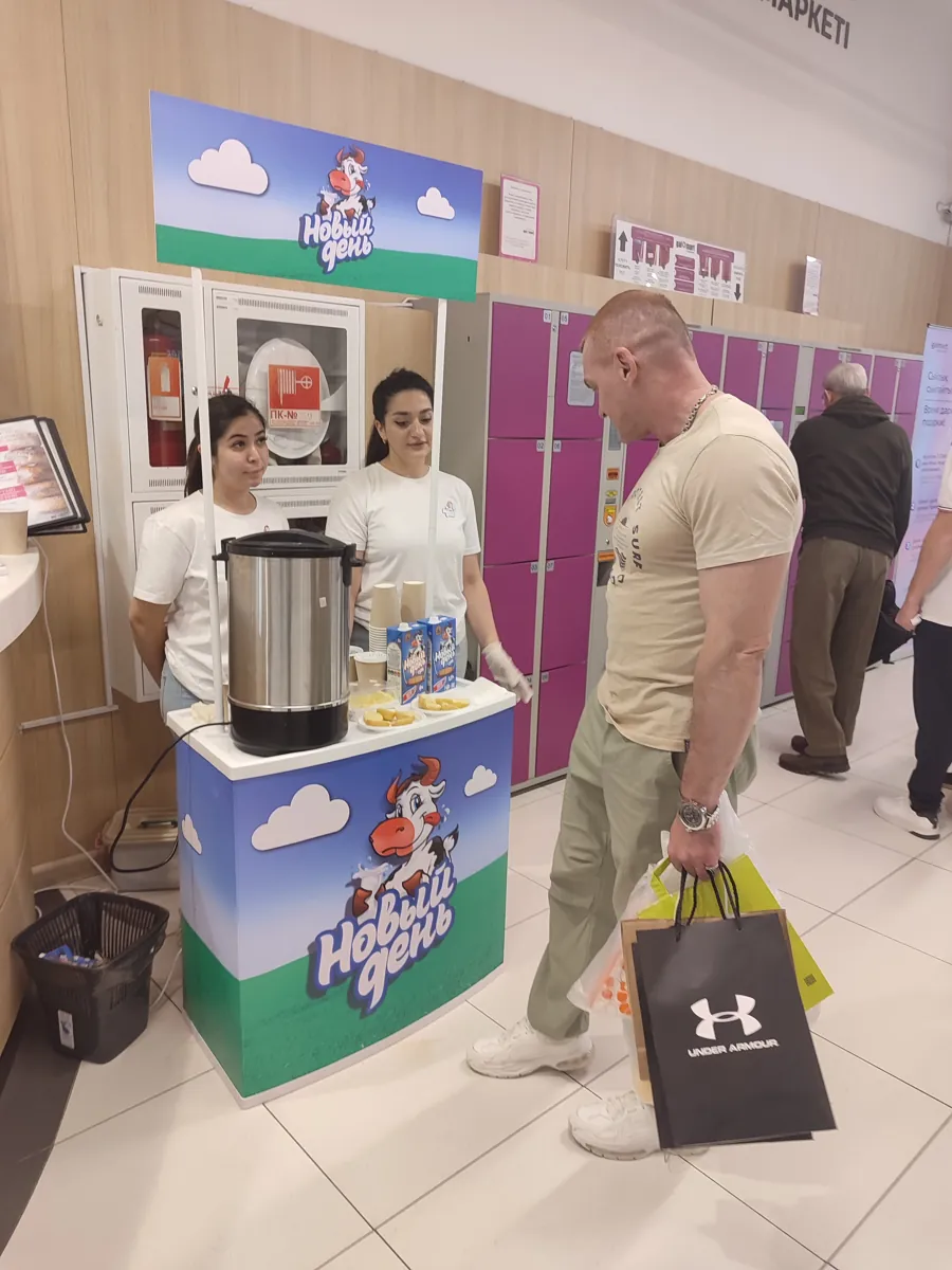 Промоутеры угощают покупателей