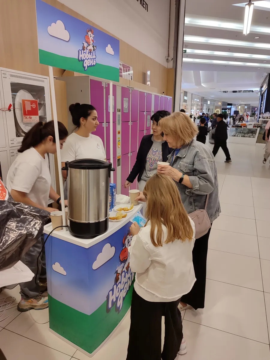 Покупатели пробуют продукцию